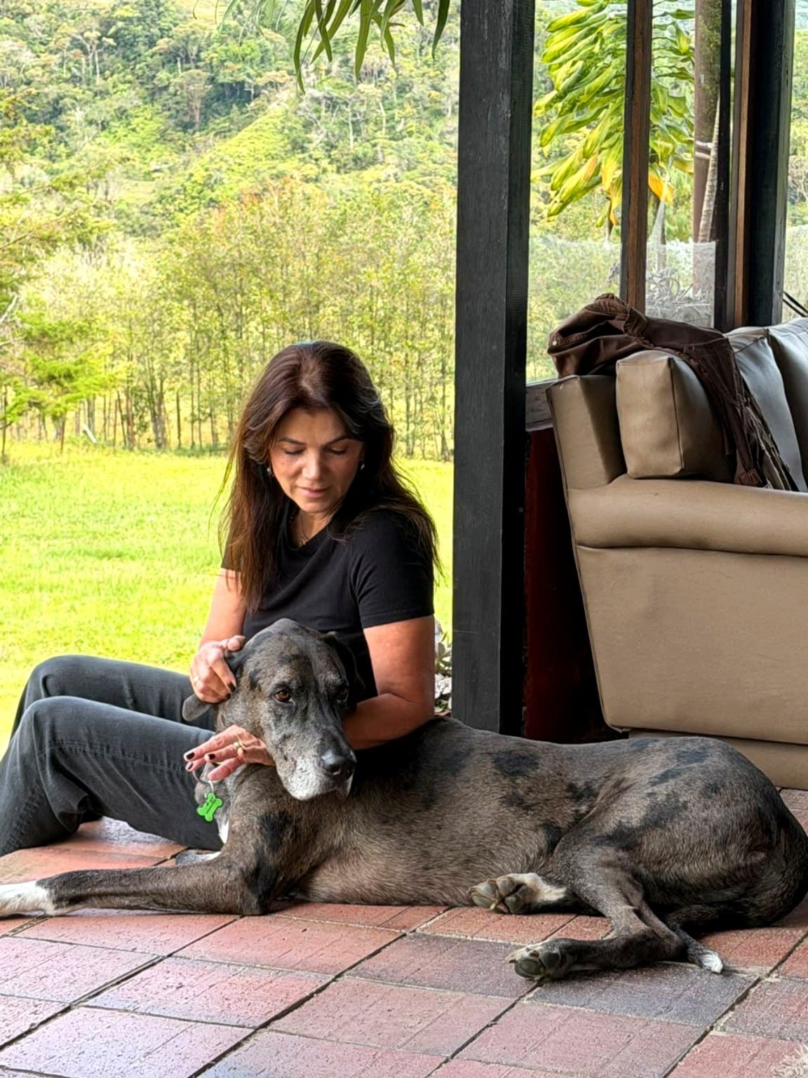 Visitante con un gran danés en el corredor pet friendly de La Julia