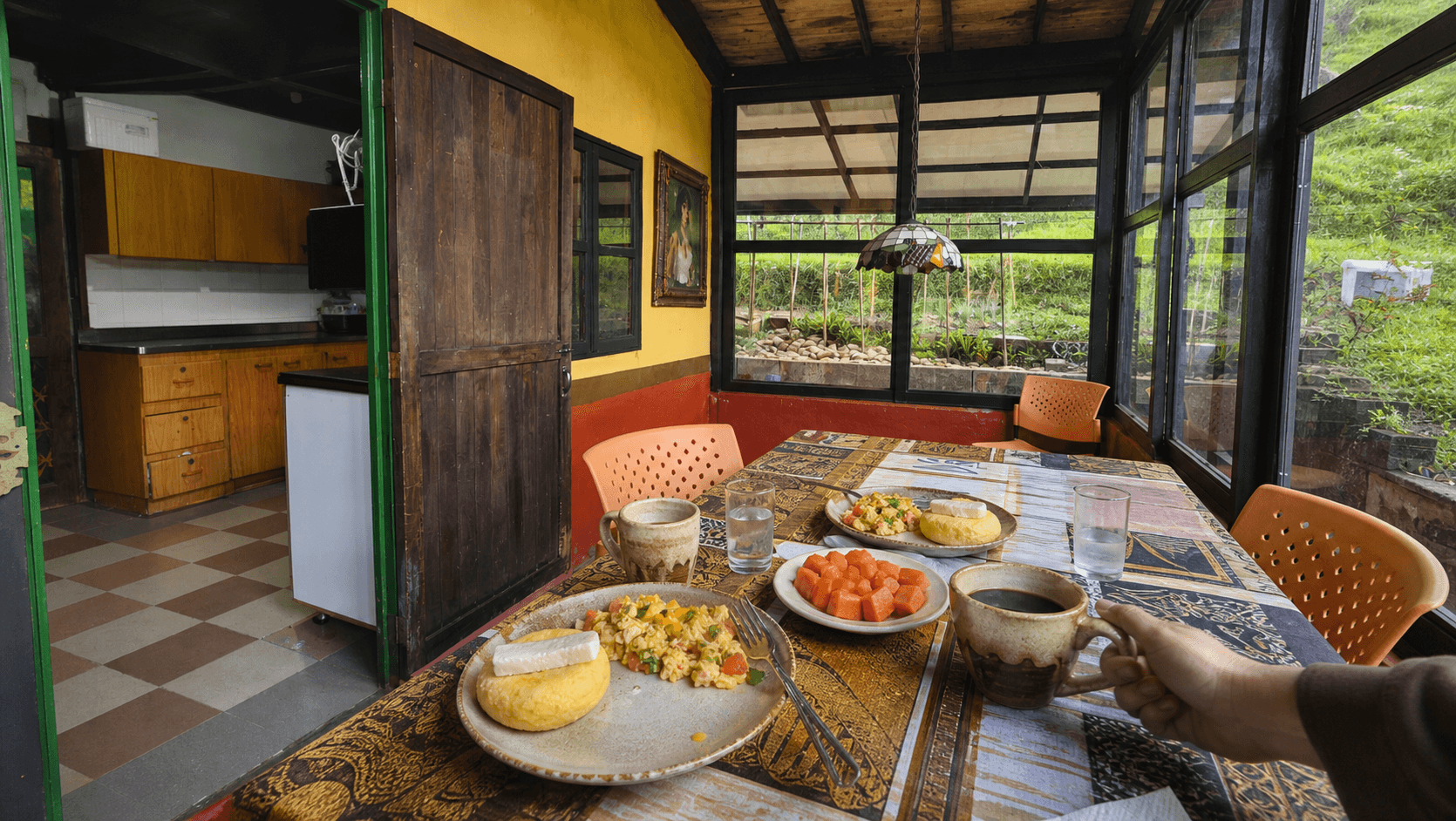 Composición editorial de desayuno colombiano servido en La Julia